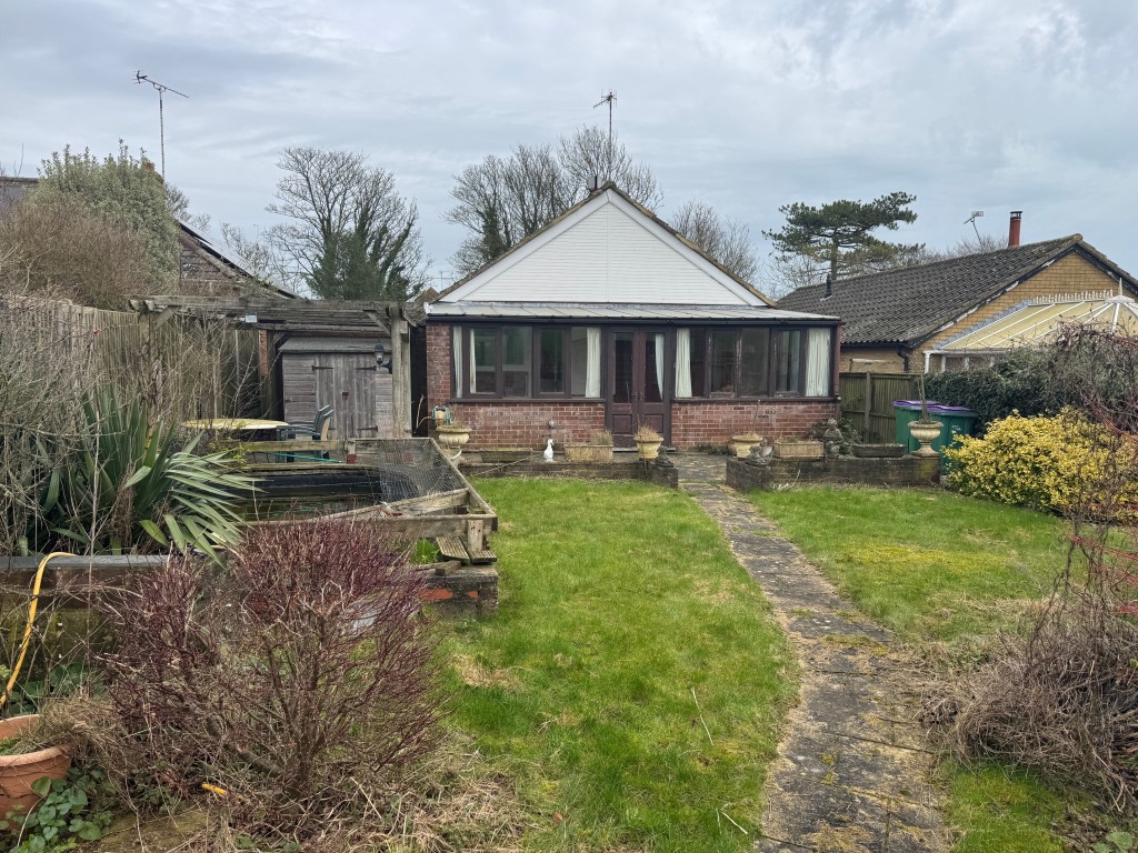 Lot: 122 - WATER DAMAGED DETACHED BUNGALOW - Rear elevation